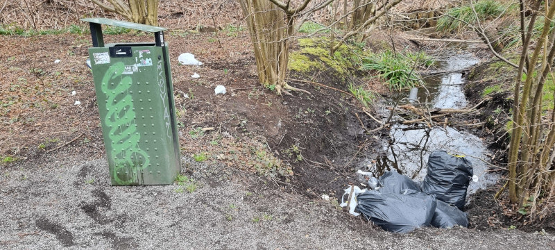 vuilniszakken in de Rozebroeken